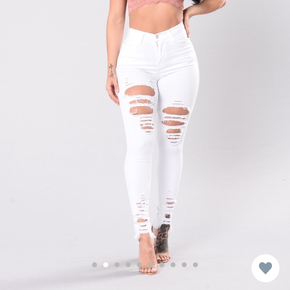 BRAND NEW DISTRESS JEANS